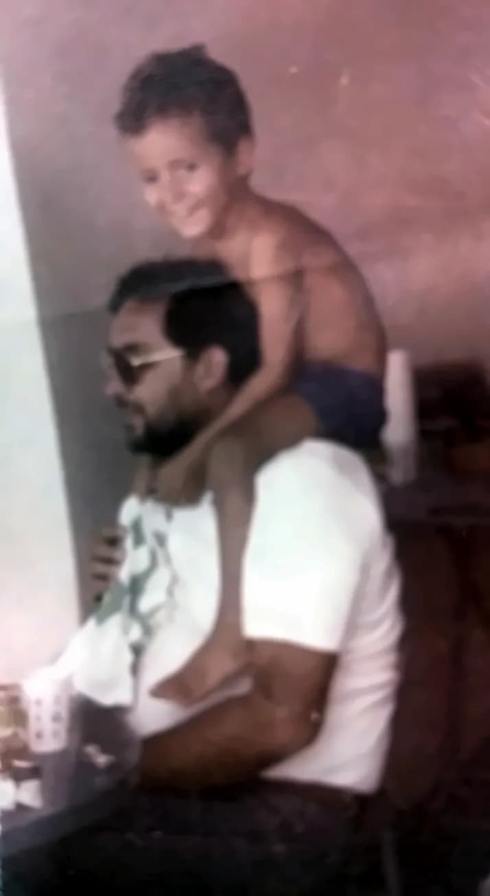 Dr. Aldir Sampaio, nos anos 1970, com uma criança no colo