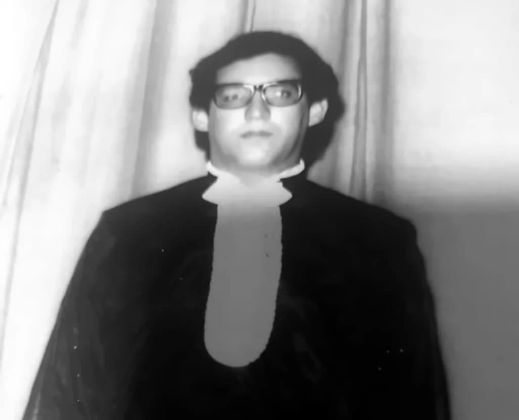 Retrato em preto e branco do Dr. Aldir Sampaio, fundador, em sua formatura